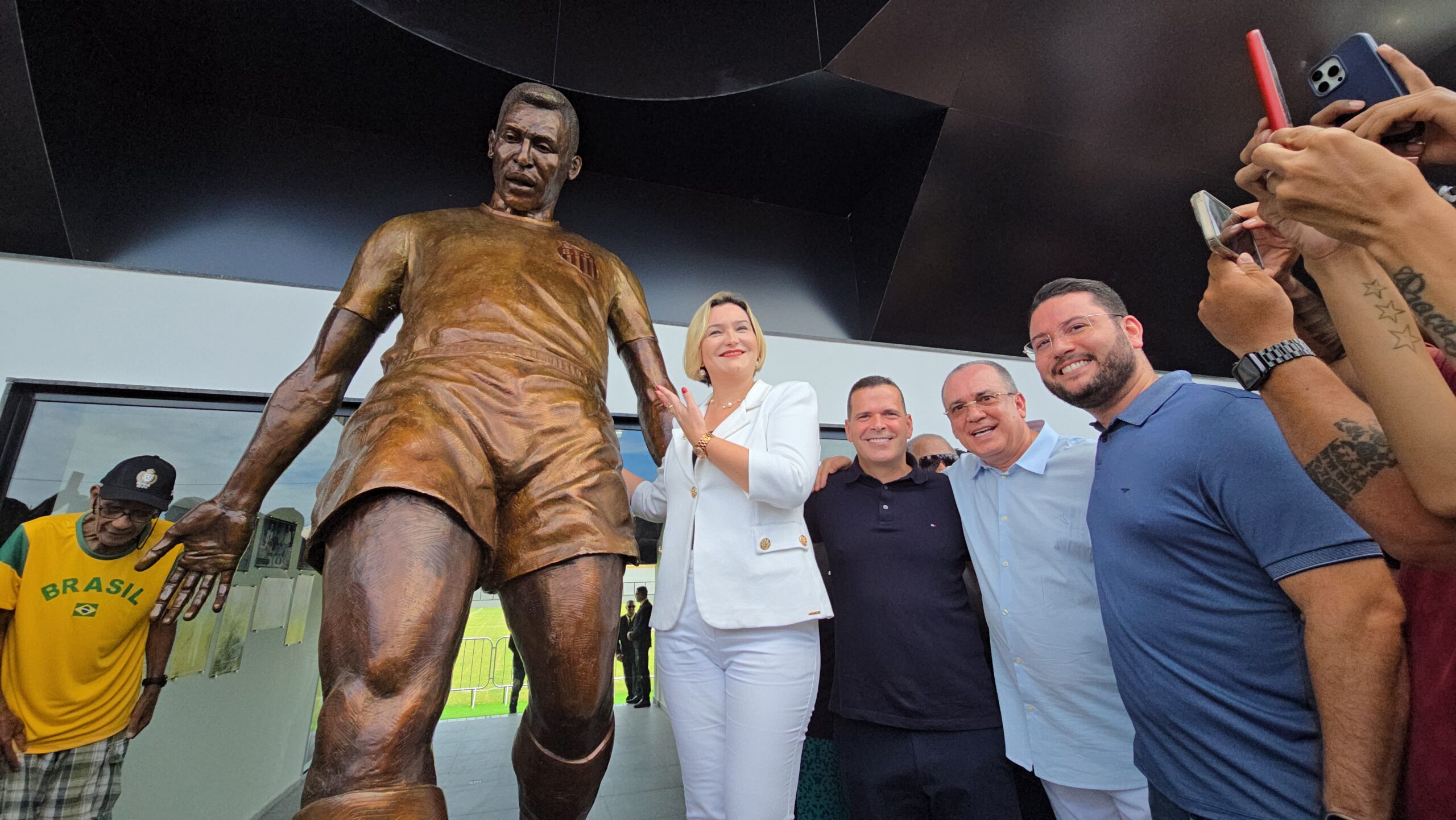 Prefeita Lívia de Chiquinho inaugura Estádio Municipal Rei Pelé em homenagem ao Rei do Futebol em Araruama