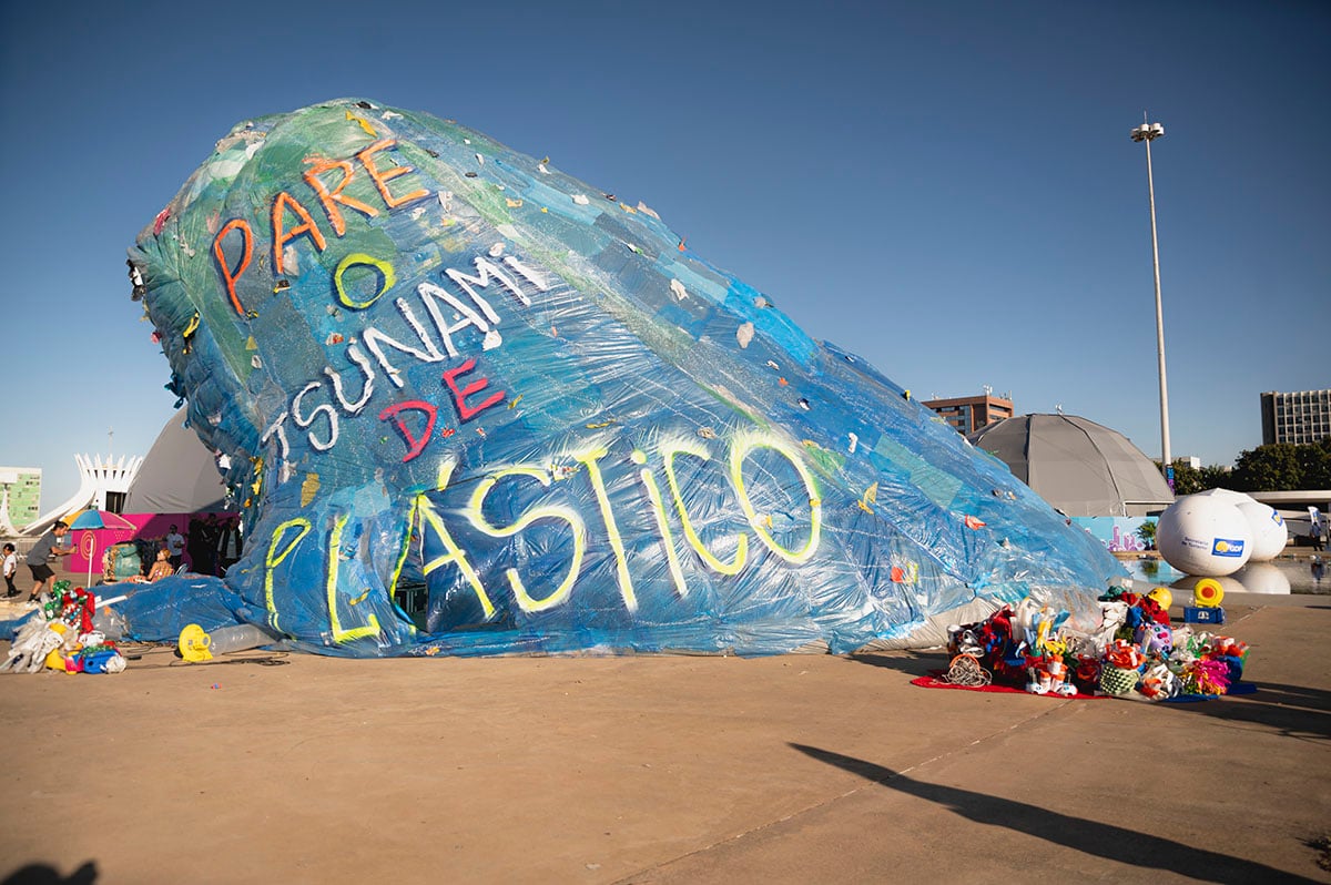 pare o tsunami de plástico