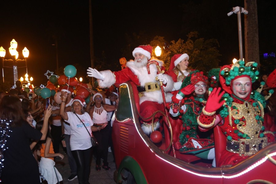 Abertura do Natal em Araruama contou com desfile do Papai e Mamãe Noel e emocionou o público de todas as idades