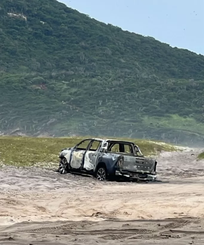 Corpo é encontrado ao lado de carro carbonizado, na Praia do Pontal, em Arraial do Cabo — RC24H