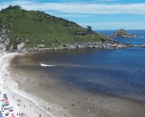 Floração de algas altera coloração da água na Praia Grande, em Arraial do Cabo — RC24H