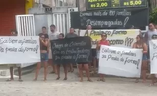 Manifestação pede reconsideração da decisão sobre barracas da Praia do Forno, em Arraial do Cabo — RC24H