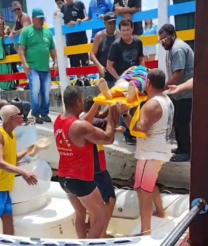 Mulher sofre acidente na Escadaria das Prainhas no Pontal do Atalaia em Arraial do Cabo — RC24H