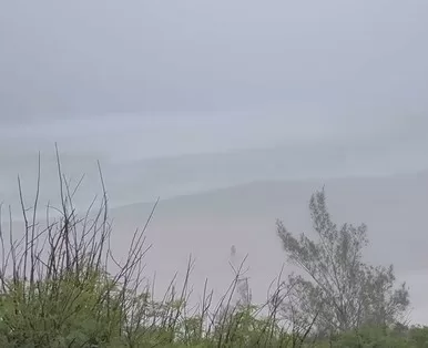 Neblina encobre Praia Grande, em Arraial do Cabo, nesta quinta (5) — RC24H