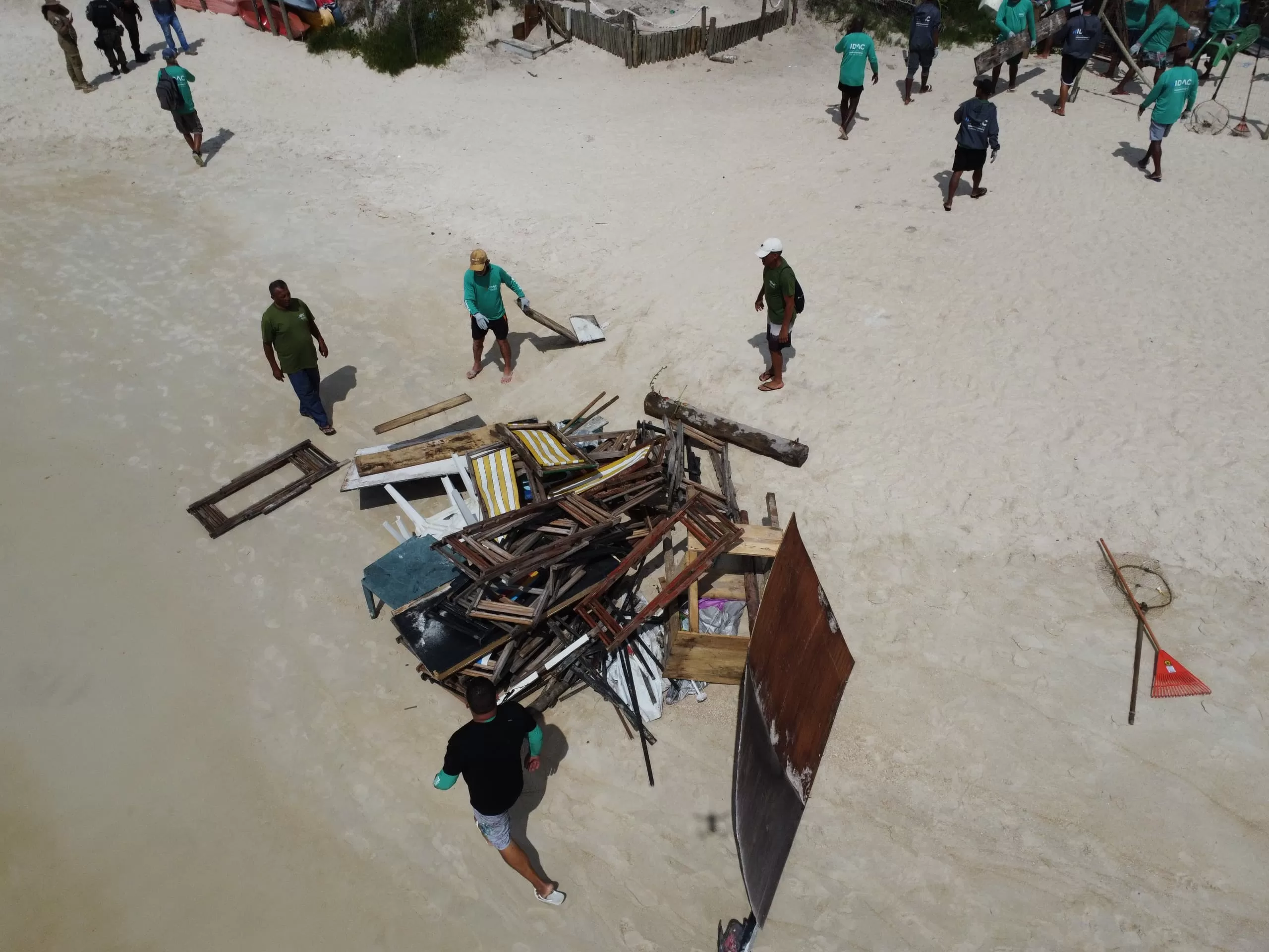 Último barco-bar da Praia do Forno é removido  — RC24H