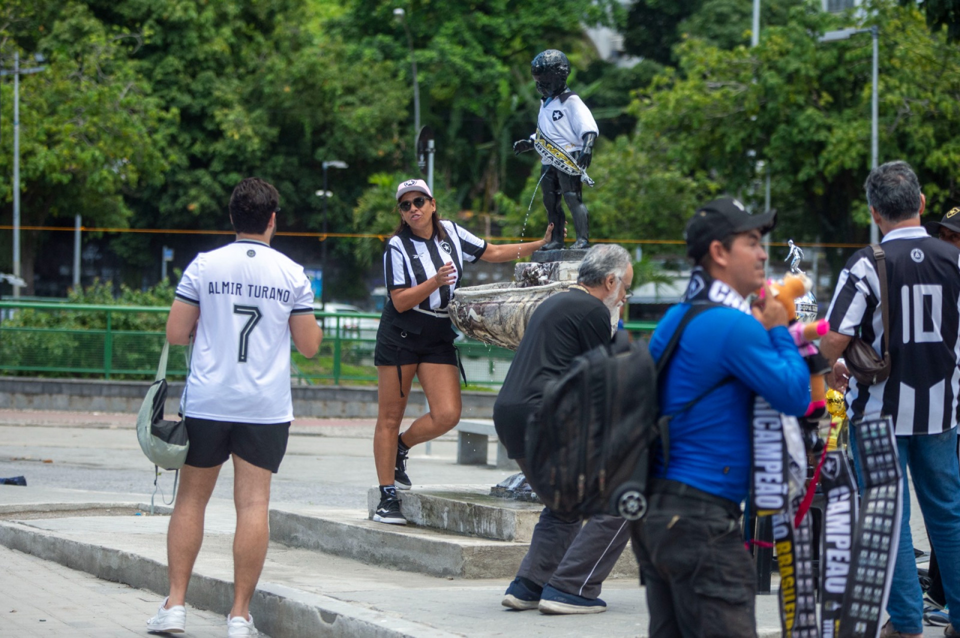 Botafogo leva torcedores do Brasil e do mundo a General Severiano na estreia do Intercontinental