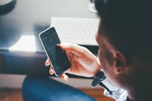 homem ligação telefone