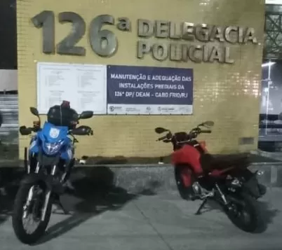 Dois foragidos da Justiça são presos em Cabo Frio com moto roubada e drogas — RC24H