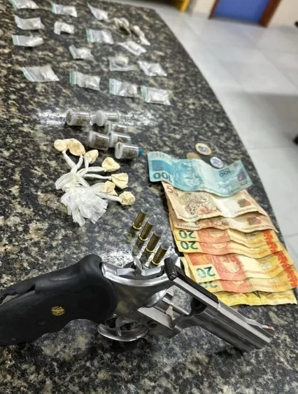 Dupla é detida com armas e drogas após confronto com a PM em Cabo Frio — RC24H