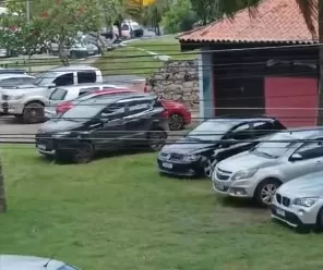 Estacionamento irregular transforma pátio do Teatro Municipal de Cabo Frio em área de conflito — RC24H