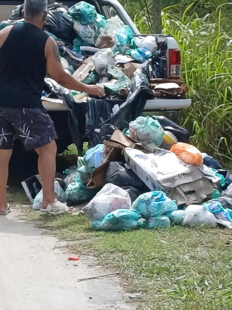 Homem é flagrado despejando lixo no trevo entre Guriri e Peró, em Cabo Frio — RC24H