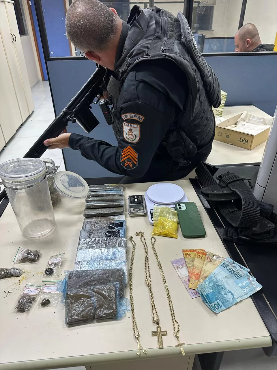 Homem é preso com estufa caseira contendo 12 pés de maconha em Cabo Frio — RC24H