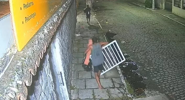 Homem furta portão de clínica de tratamento psicológico em Cabo Frio — RC24H