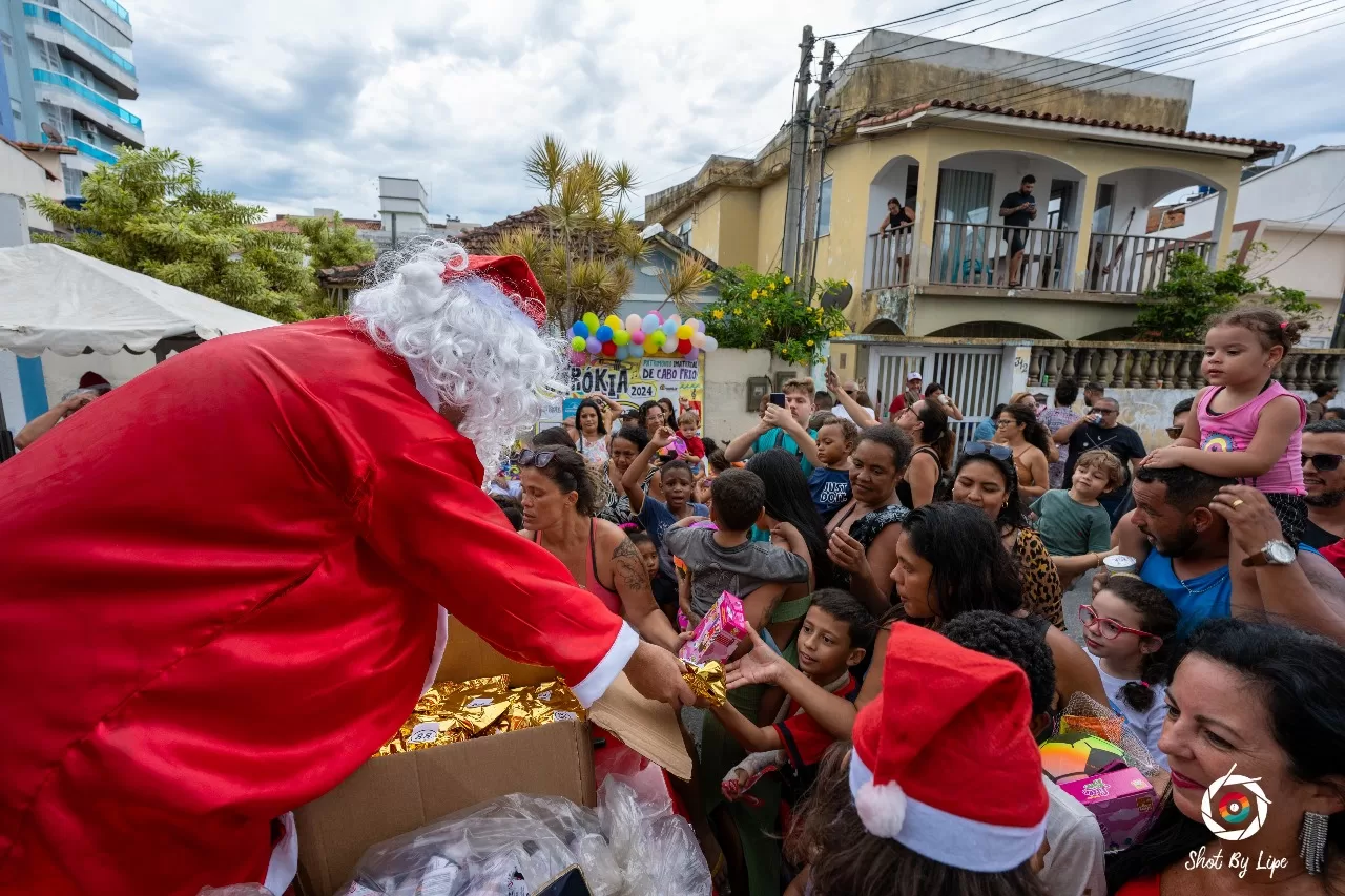 Papai Noel do Bloco Parókia celebra a magia do Natal com mais de 200 crianças em Cabo Frio — RC24H