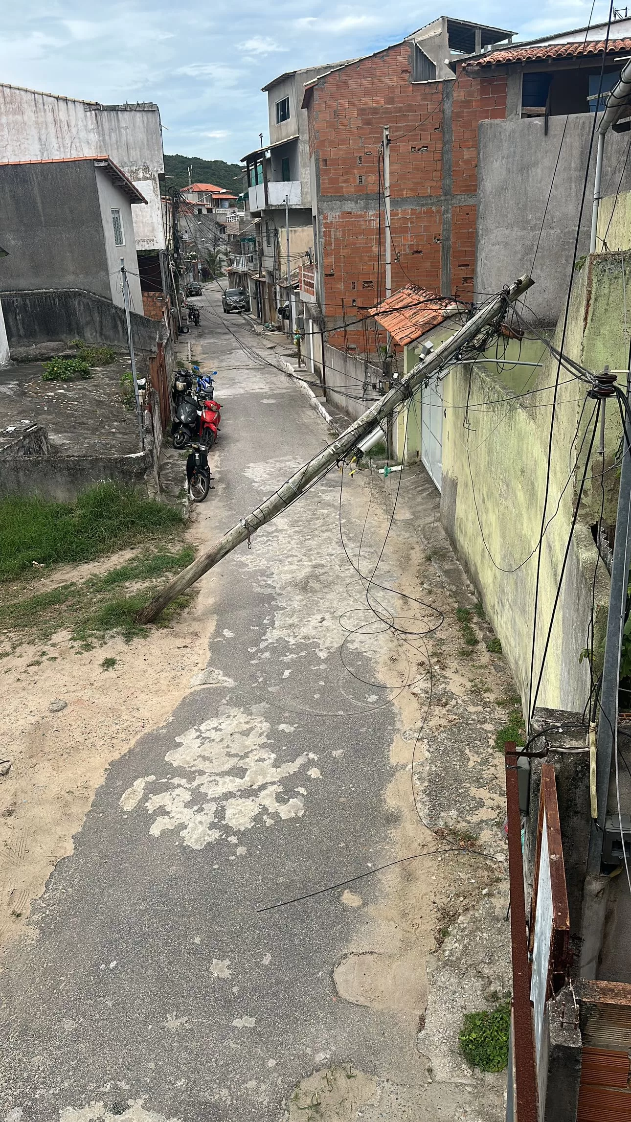 Poste caído no Peró, em Cabo Frio, provoca transtornos — RC24H