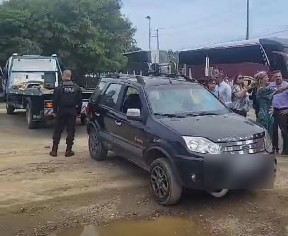 Reboque remove carro de proprietária que interditava TOT de Cabo Frio — RC24H