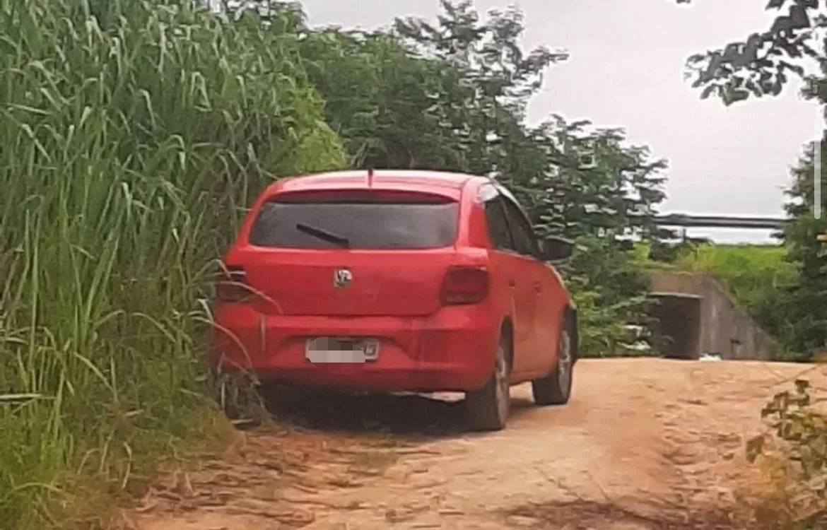 Carro abandonado e com marcas de sangue em Araruama revela cena de homicídio — RC24H