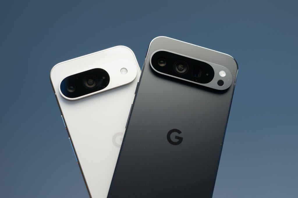 Comparação das traseiras de dois Google Pixel 9