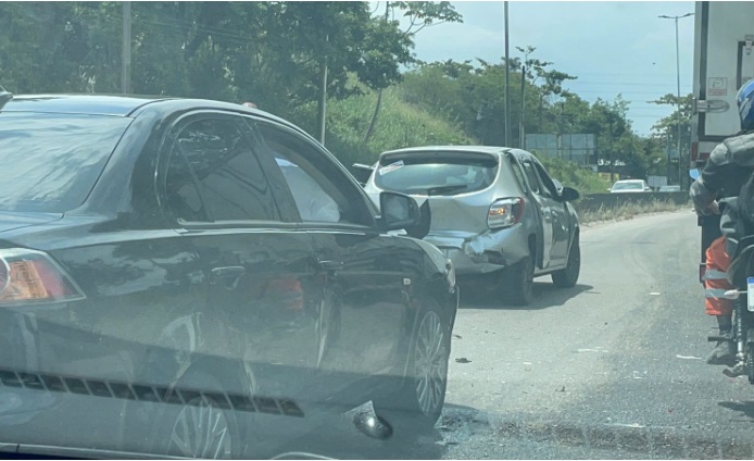 Engavetamento causa congestionamento na RJ-106, em SG | Enfoco