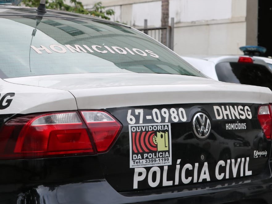 Homem é encontrado morto com vários tiros em Maricá | Enfoco