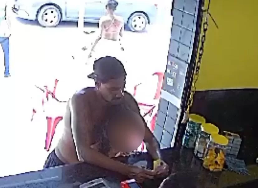 Homem é flagrado beijando criança em bar de Saquarema — RC24H