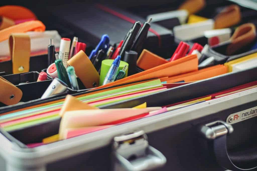 10 portais para poupar na aquisição de material escolar Guia Região dos Lagos 6 Imagem exibindo diversos itens de papelaria como canetas, marca texto, cola e post-its, entre outros