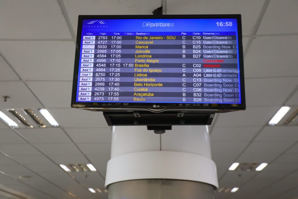 Avião da Azul Conecta sobrevoando Maricá