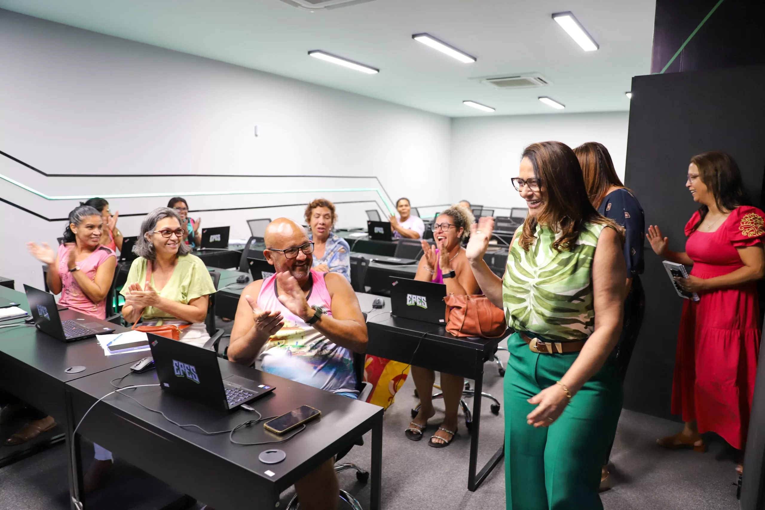 Saquarema lança projeto para inclusão digital de pessoas acima de 40 anos — RC24H