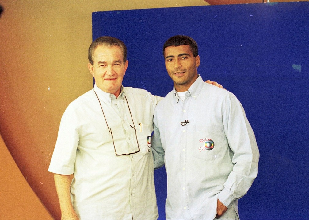 Léo Batista e Romário durante a Copa de 1998 — Foto: TV GLOBO / Arley Alves