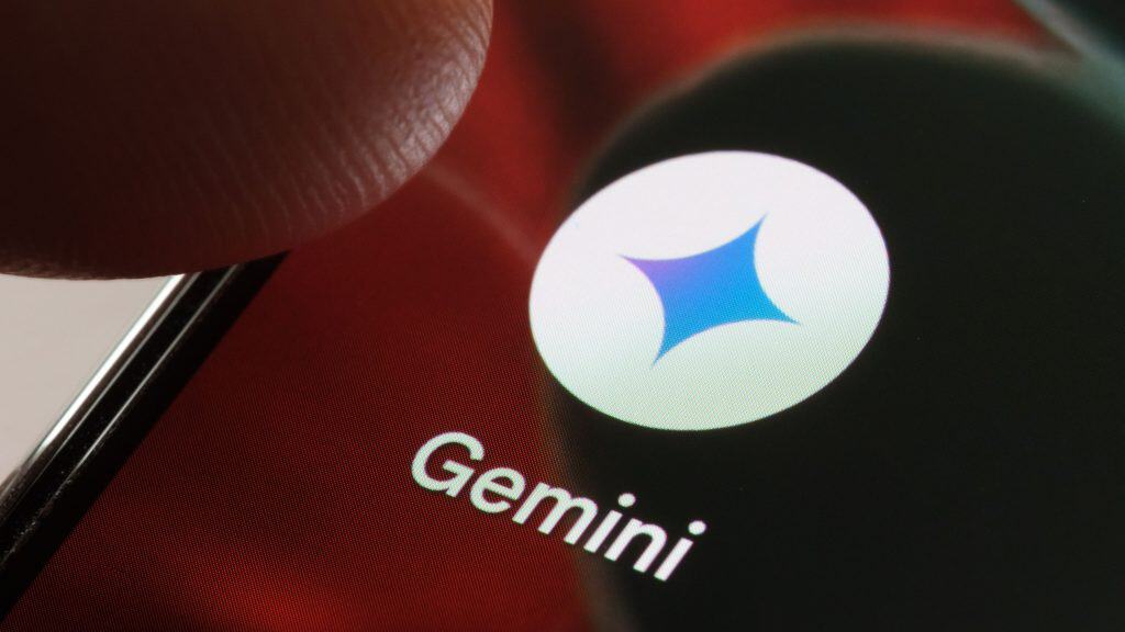 Pessoa interagindo com o ícone do Gemini em celular Android