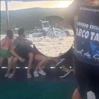 Barco com 30 turistas afunda na Região dos Lagos; veja o vídeo | Enfoco