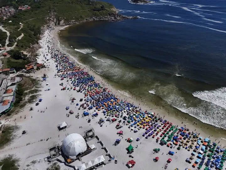 Cor do mar em Arraial do Cabo muda e chama atenção | Enfoco