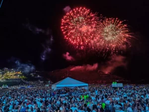 Moradores e turistas celebram a chegada de 2025 na Praia Grande, em Arraial do Cabo — RC24H