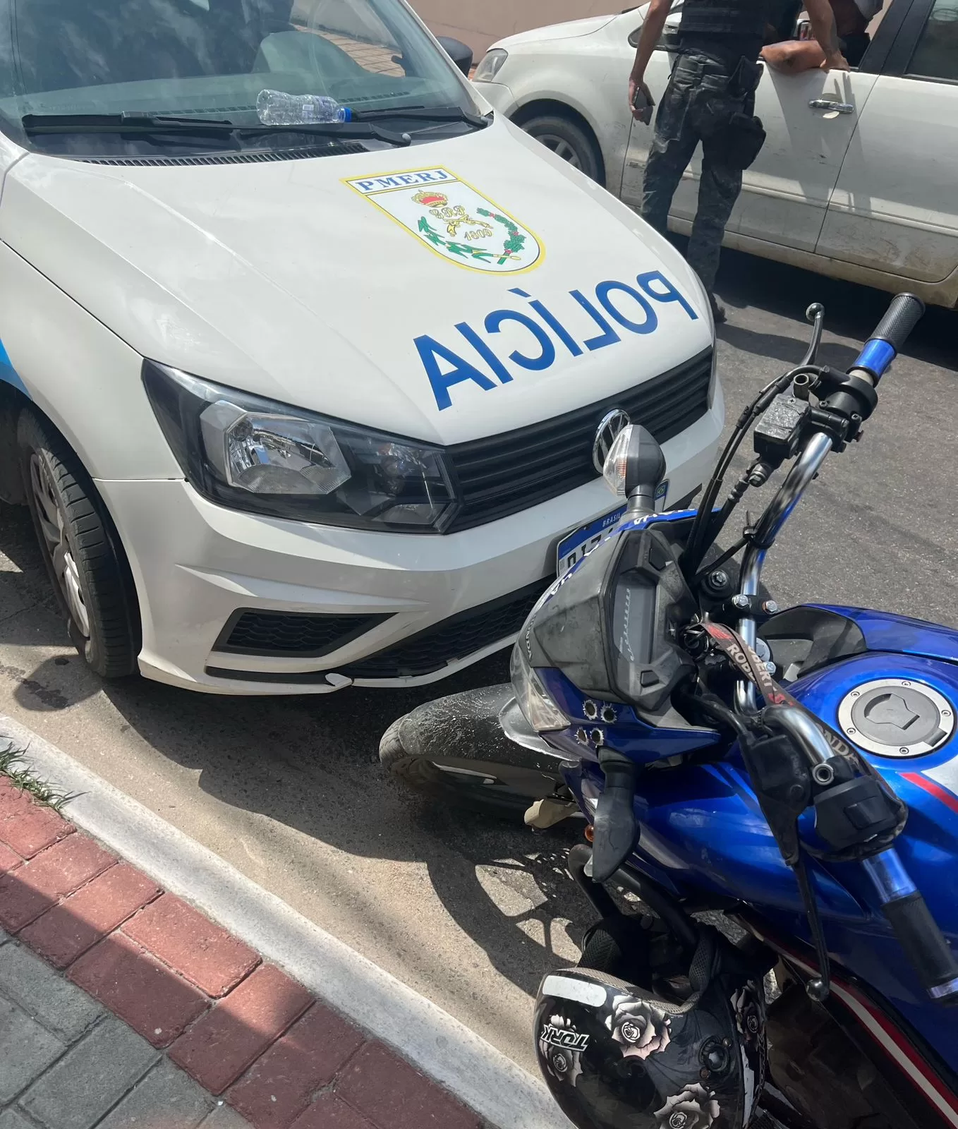 Motociclista sem habilitação colide com viatura ao fugir de abordagem policial em Arraial do Cabo — RC24H