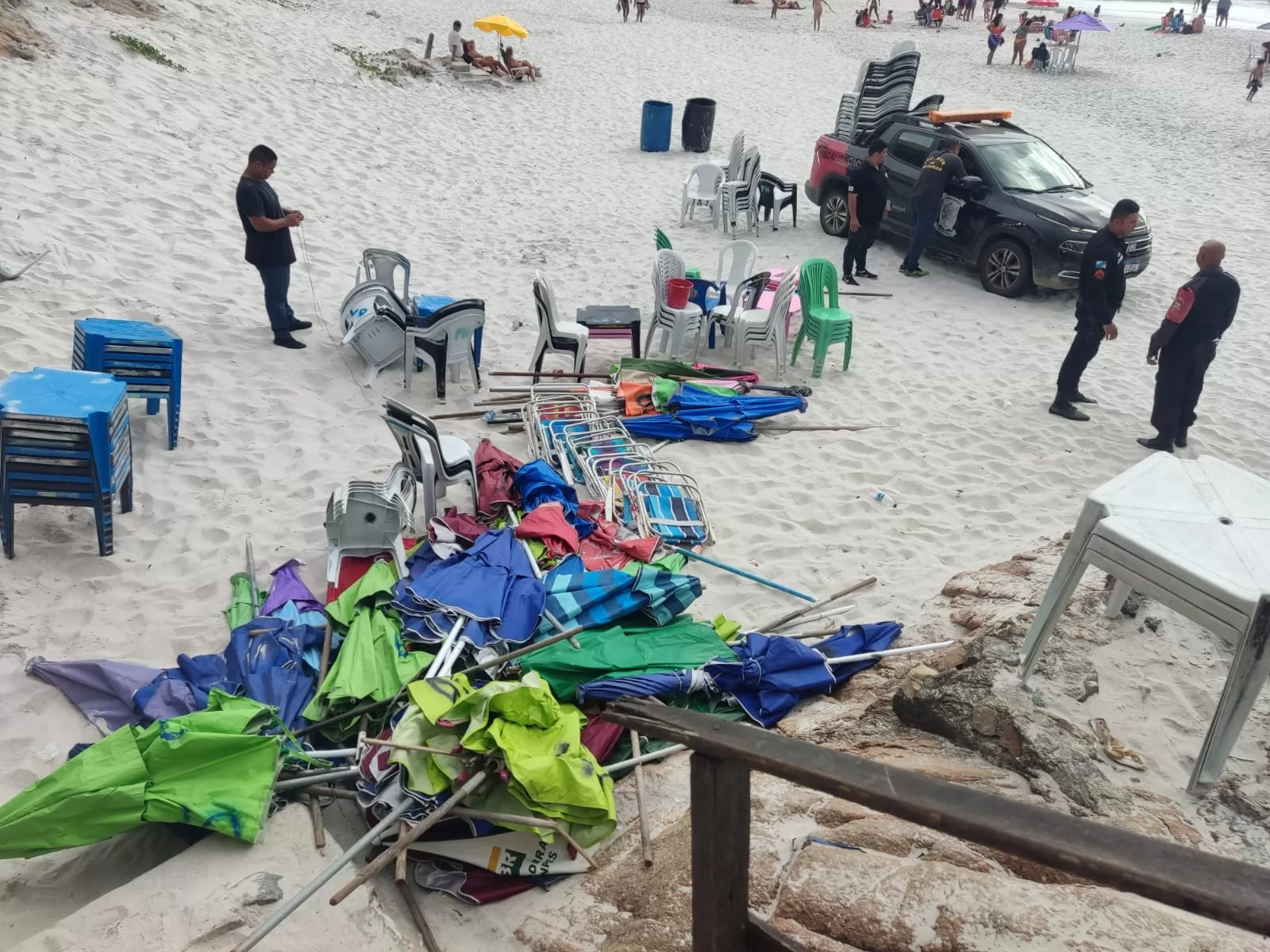 Operação Verão apreende cadeiras e mesas ilegais na Praia Grande, em Arraial — RC24H