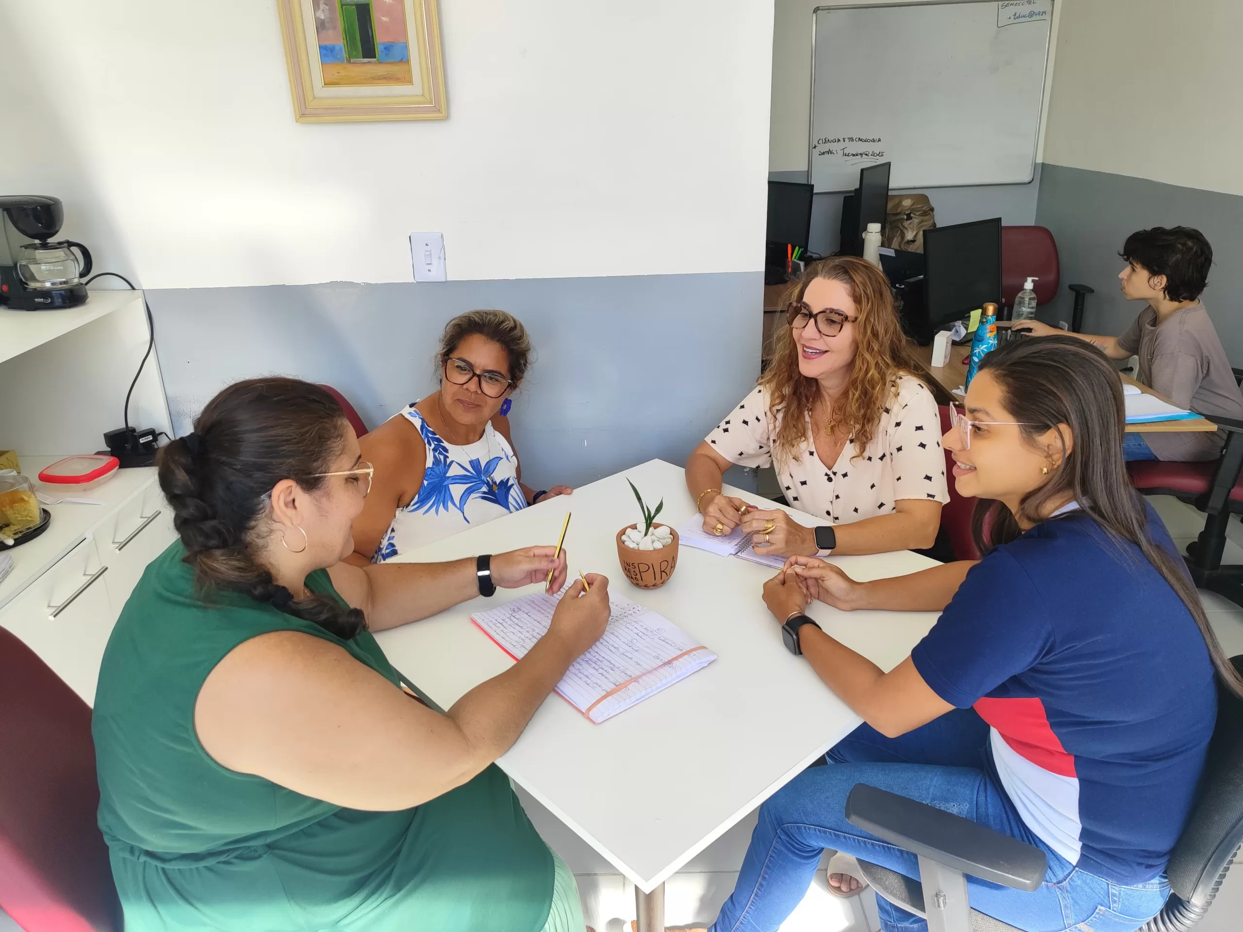 Prefeitura de Arraial do Cabo regulamenta uso de celulares em escolas municipais — RC24H