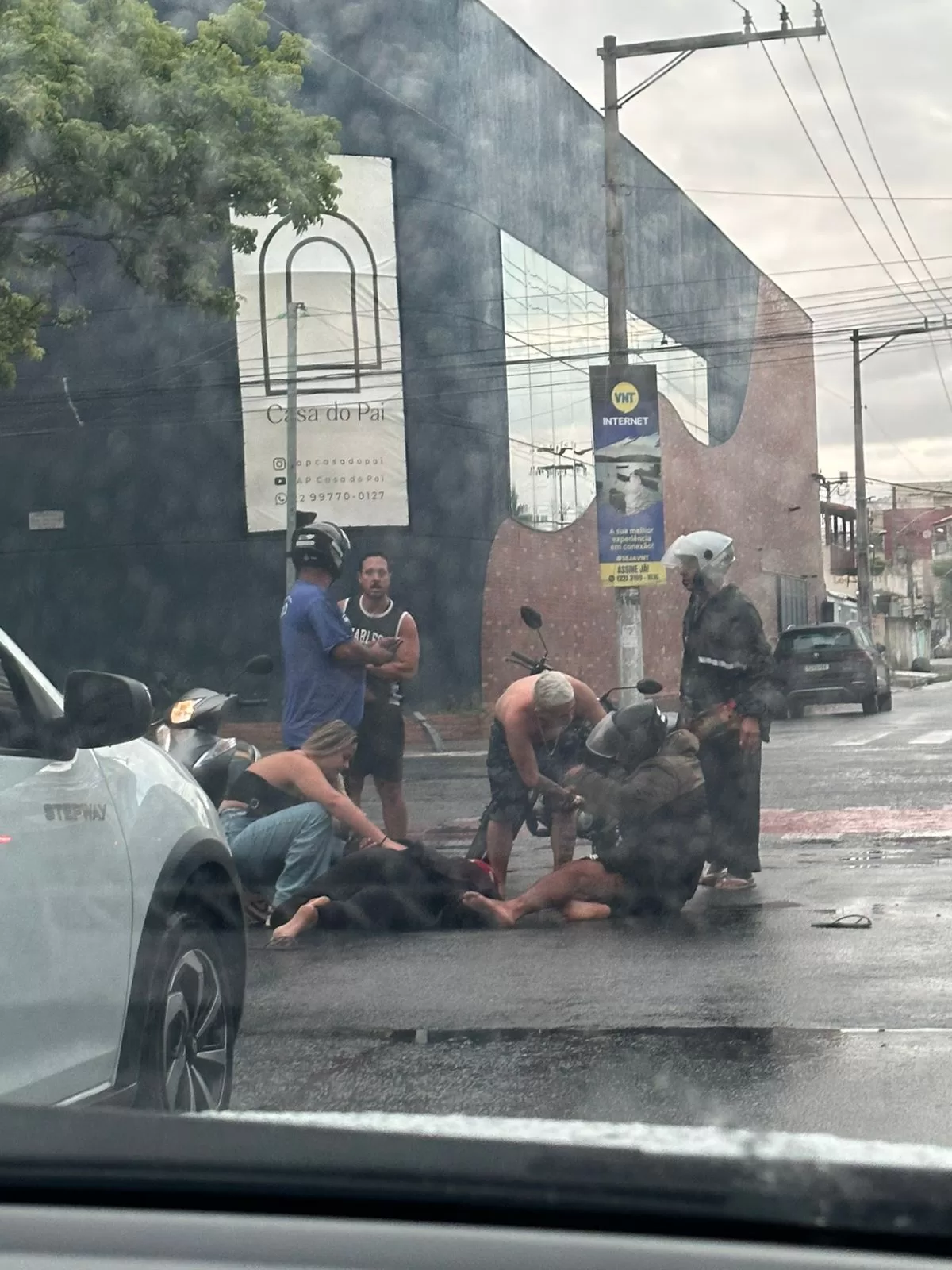 Acidente entre moto e carro deixa dois feridos em Cabo Frio — RC24H