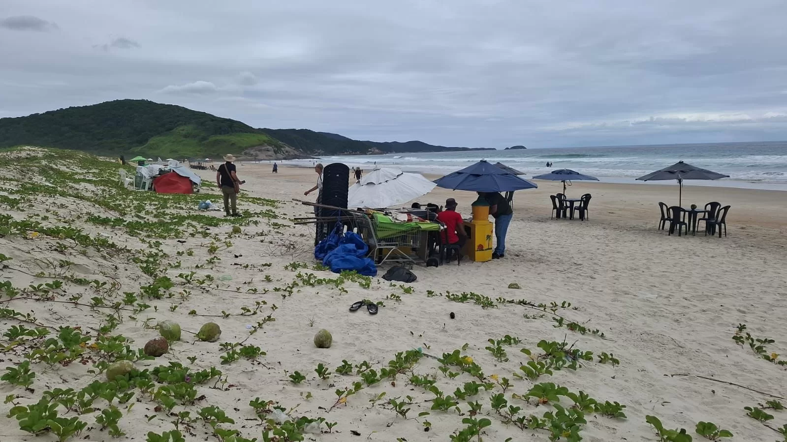 Ambulantes são notificados e cozinha clandestina é interditada no Pontal do Peró, em Cabo Frio — RC24H