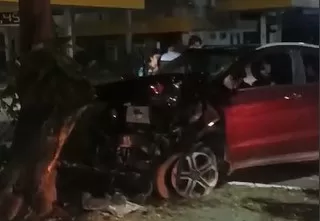 Motorista supostamente embriagado colide carro contra árvore em Cabo Frio — RC24H