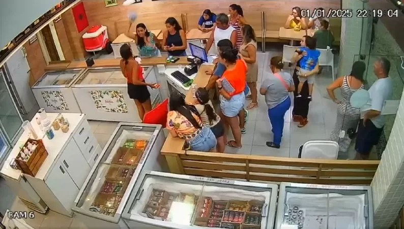 Mulher agride atendente de sorveteria em Cabo Frio com cardápio — RC24H