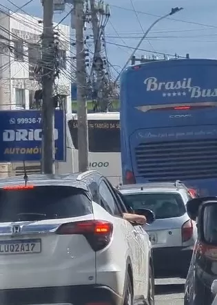 Ônibus de turismo são flagrados circulando pelo centro de Cabo Frio, em desacordo com nova lei — RC24H