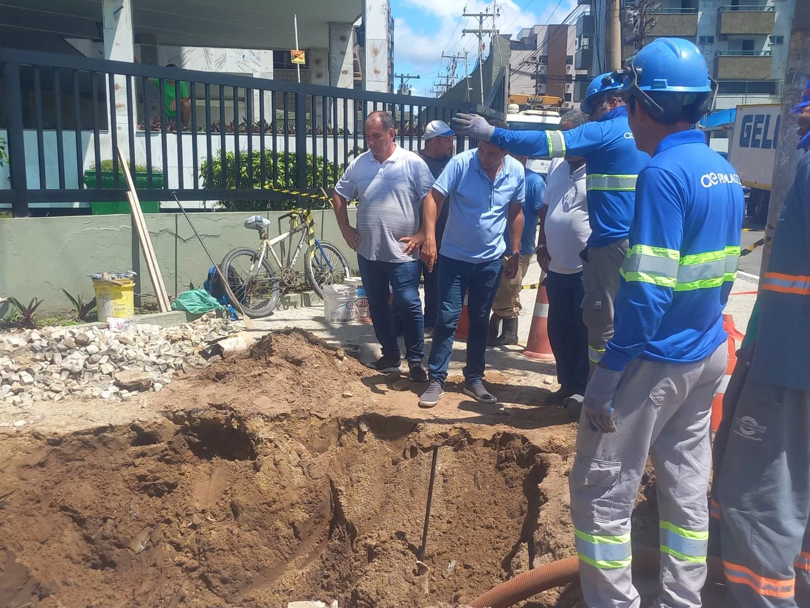 Prefeitura de Cabo Frio realiza reparo emergencial na Rua Alex Novellino — RC24H