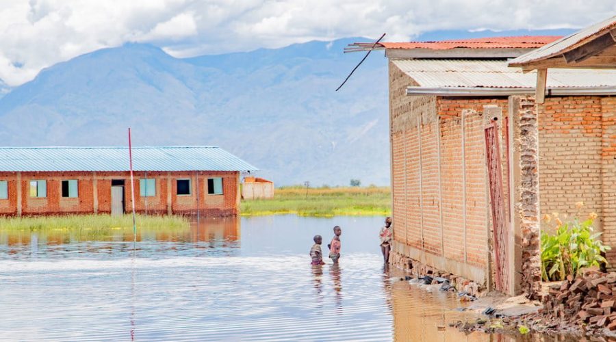 Condições climáticas paralisaram aulas de 242 milhões de alunos em 2024