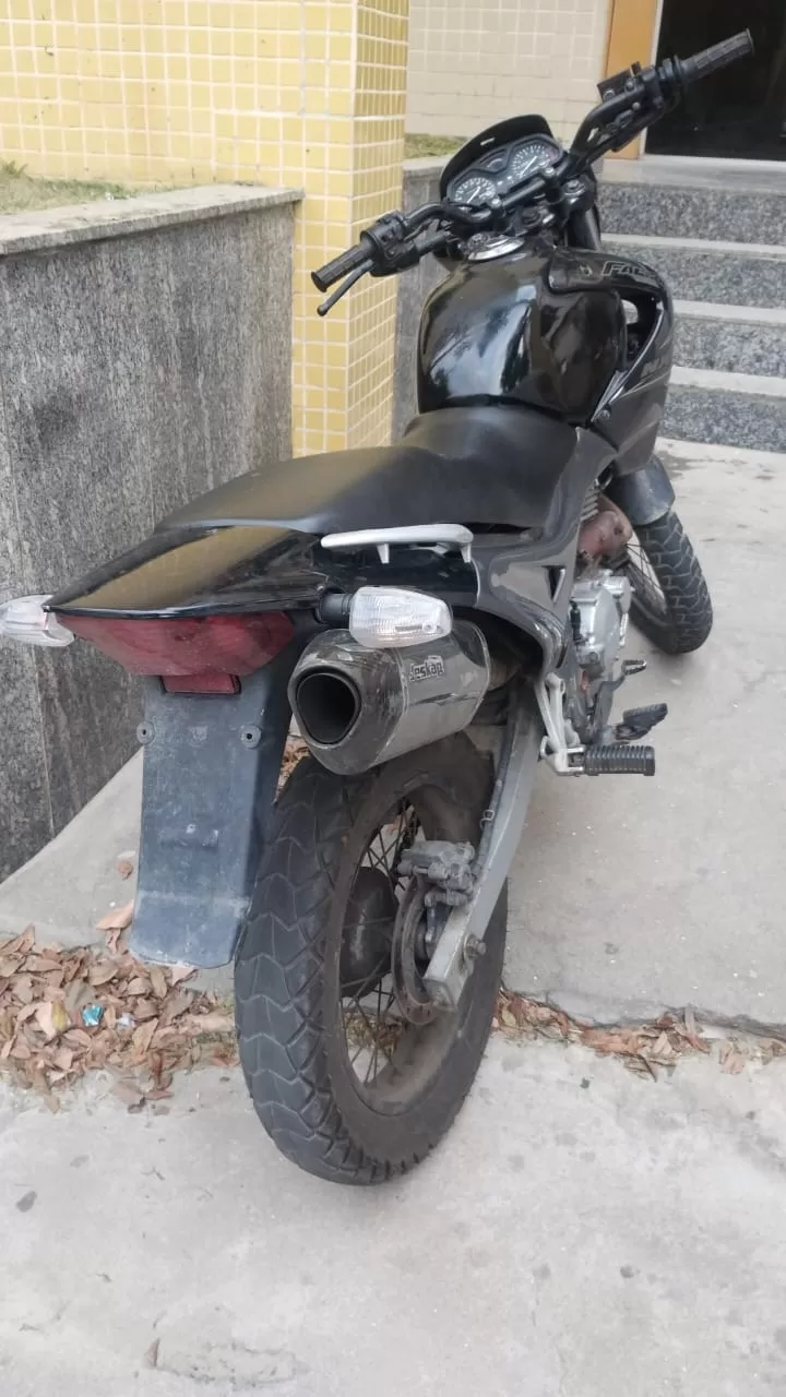 Homem com extensa ficha criminal é preso em flagrante conduzindo moto sem placa em Araruama — RC24H