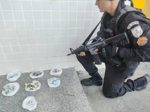 Homens são flagrados traficando em Cabo Frio e presos com sacola cheia de entorpecentes — RC24H