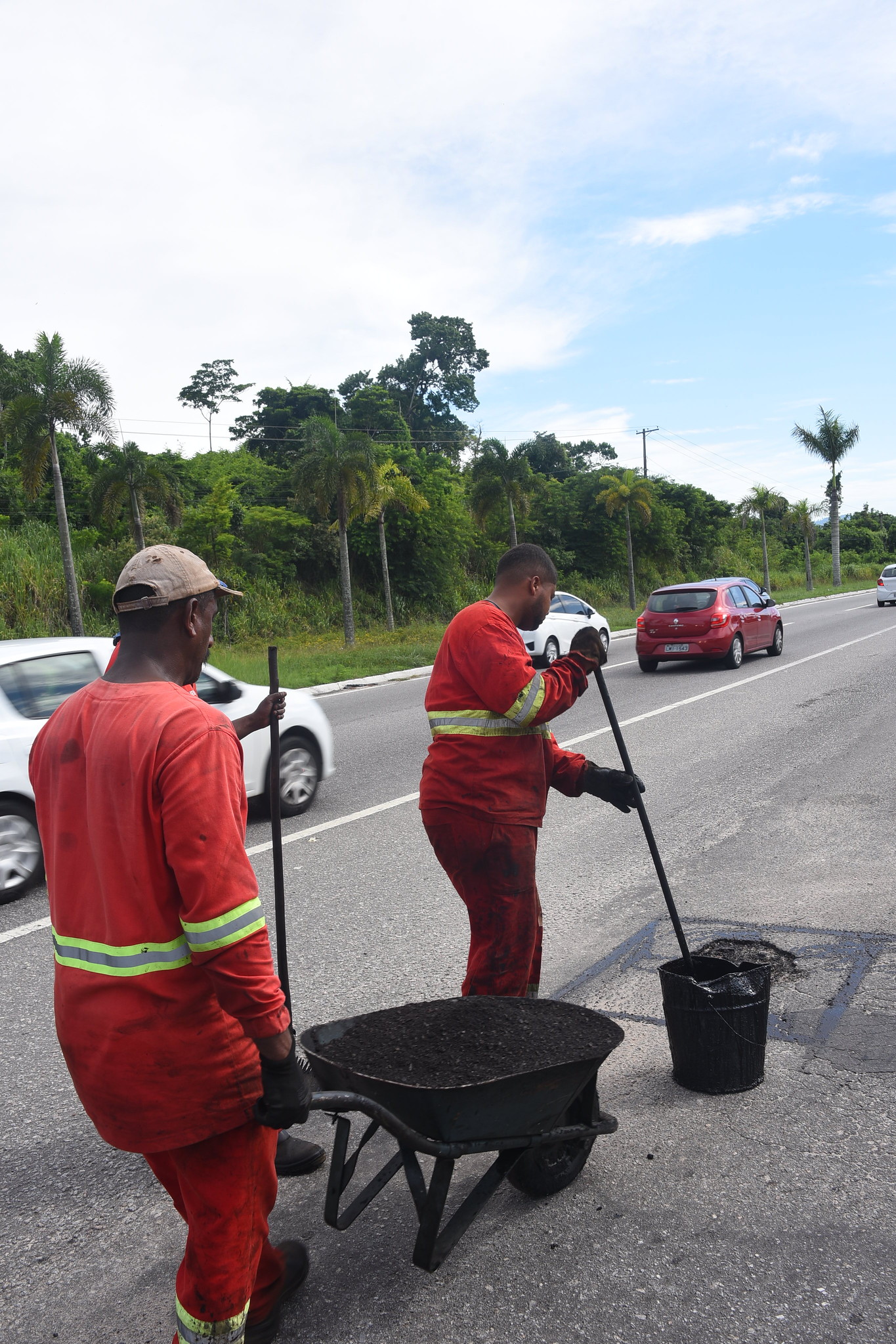 Nova gestão da Prefeitura de Maricá coloca recapeamento da RJ-106 entre as prioridades e inicia ações de recuperação