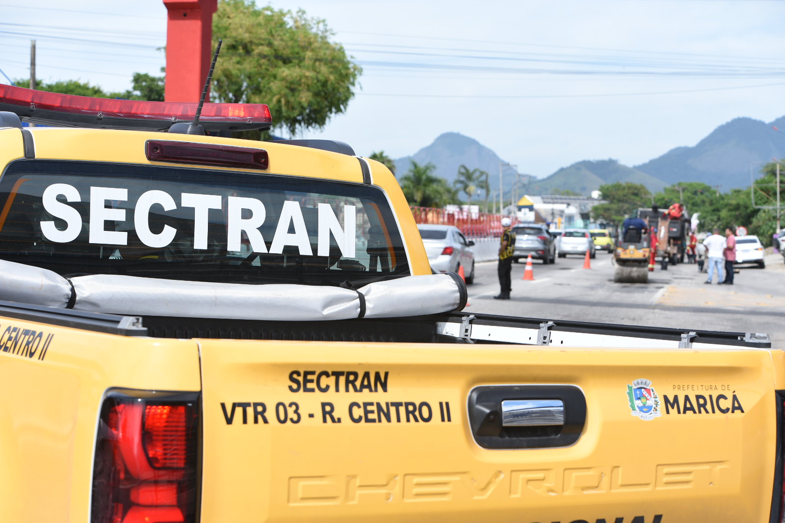 Prefeitura realiza operação tapa-buraco na RJ-106 entre Itapeba e Parque Nanci