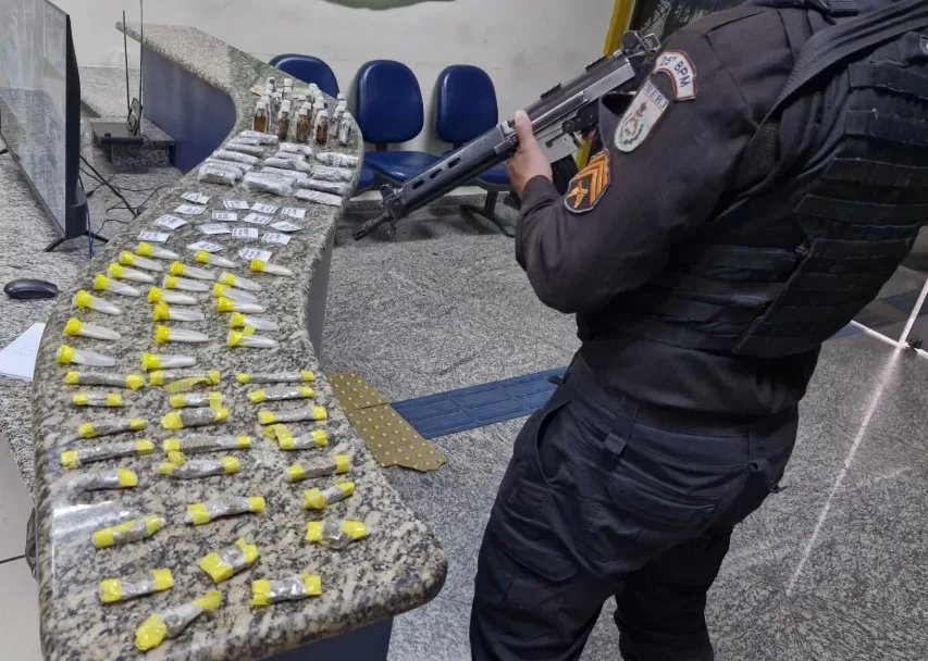 PM apreende maconha, cocaína e 'black lança' em Arraial do Cabo — RC24H