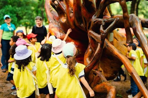 Crianças em atividade educativa no Parque do Ibirapuera.