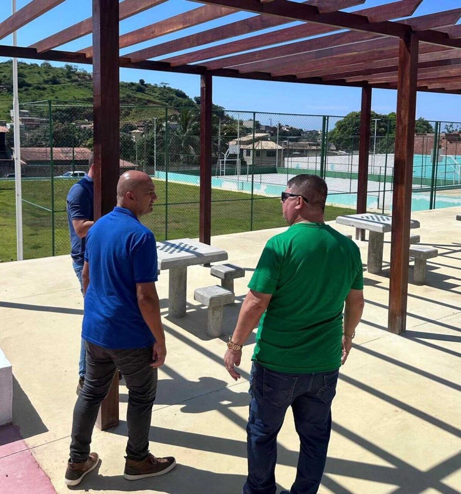 Prefeito de São Pedro da Aldeia visita obras da Praça da Colina e do Centro Esportivo Rei Pelé